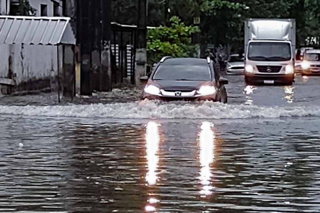 Chuva forte causa transtornos no Grande Recife; confira fotos e vídeo